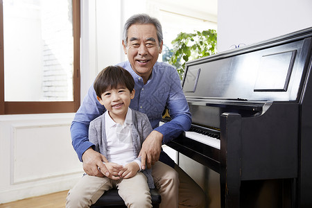 弹钢琴的祖父孙子小孩高清图片素材