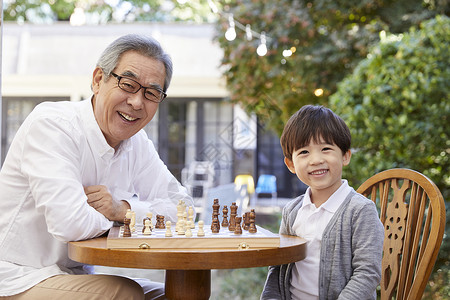 祖父孙子一起下象棋男孩高清图片素材