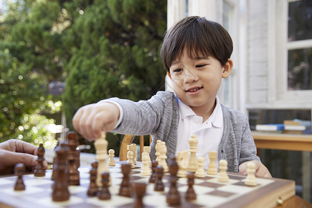 孙子跟爷爷下国际象棋韩国人高清图片素材