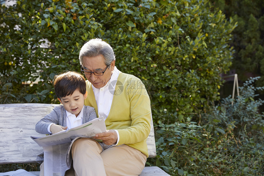 祖父孙子一起在长凳看报纸图片