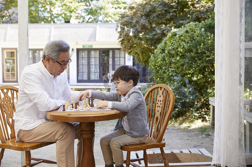 祖父孙子一起下象棋图片