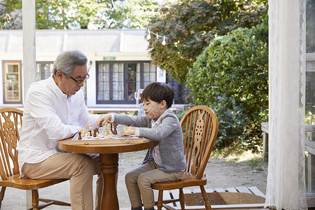 祖父孙子一起下象棋小孩高清图片素材