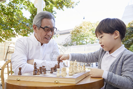 祖父孙子下国际象棋长辈高清图片素材