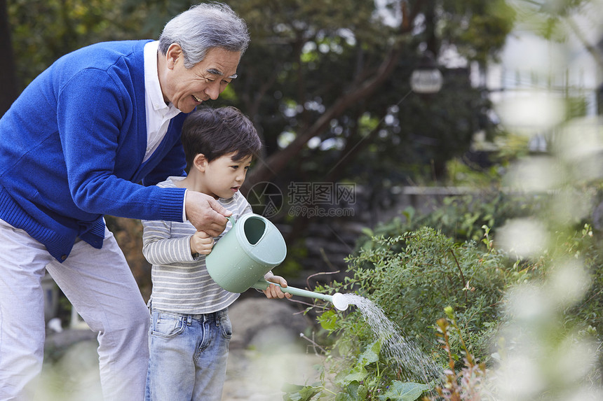 老人和孙子的快乐时光图片