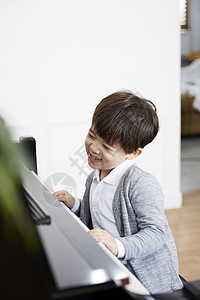 小朋友在弹钢琴图片