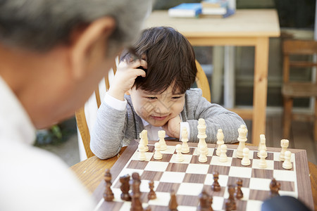 祖父孙子下国际象棋学习高清图片素材