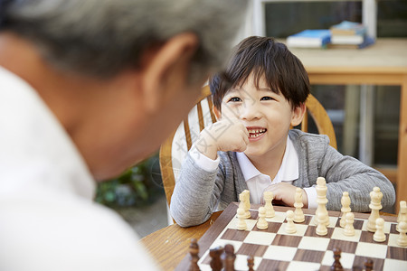 祖父孙子下国际象棋家庭高清图片素材