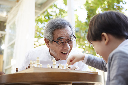 祖父看着孙子开心的下象棋韩国人高清图片素材