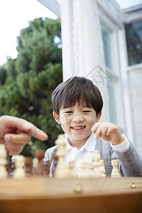 祖父孙子在院子下国际象棋长辈高清图片素材