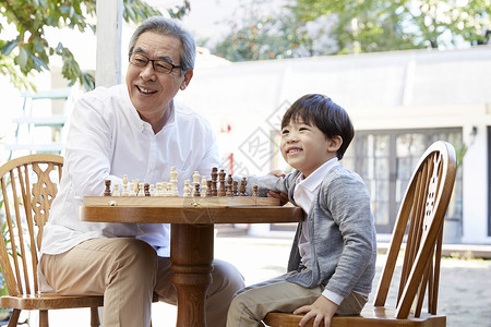 祖父孙子下国际象棋大家庭高清图片素材