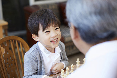 祖父孙子下象棋图片