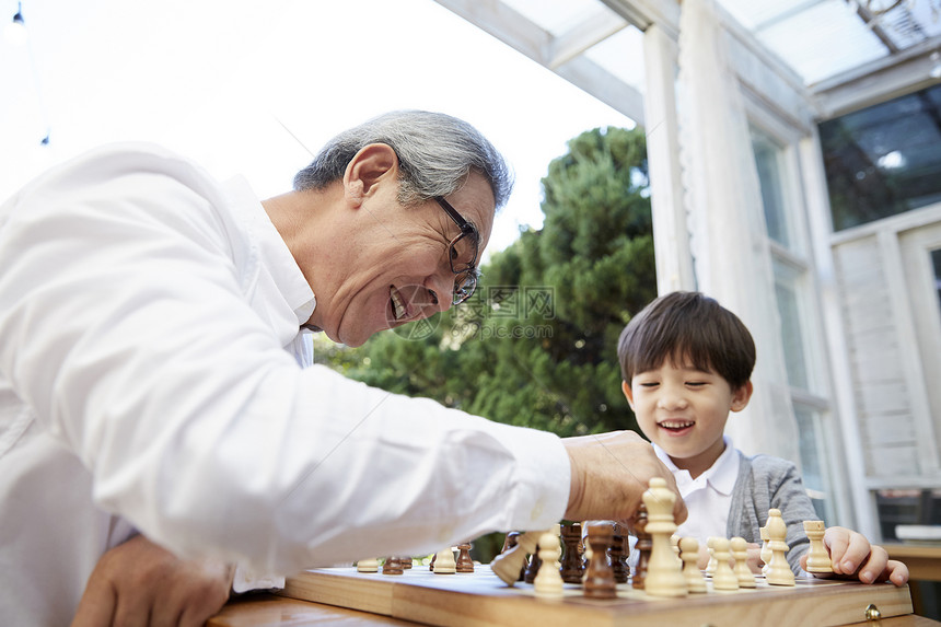 祖父孙子下象棋图片