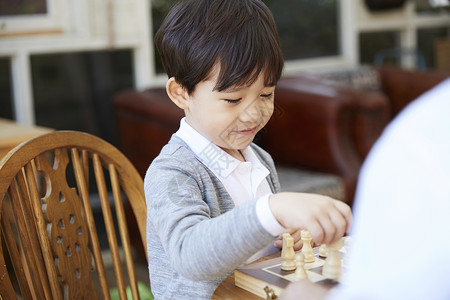 祖父孙子下象棋成年男子高清图片素材