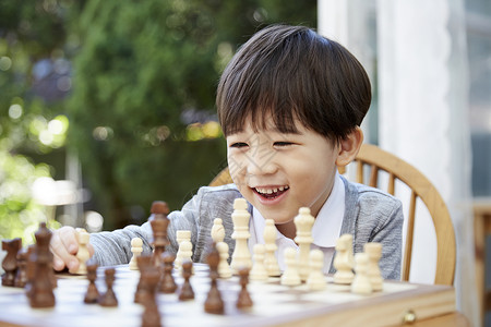 下象棋的小男孩图片