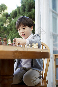 下象棋的小男孩图片