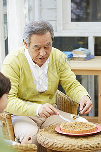 祖父孙子吃美食图片