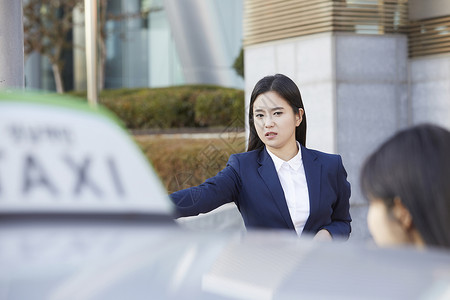 表情厌恶的年轻女子图片