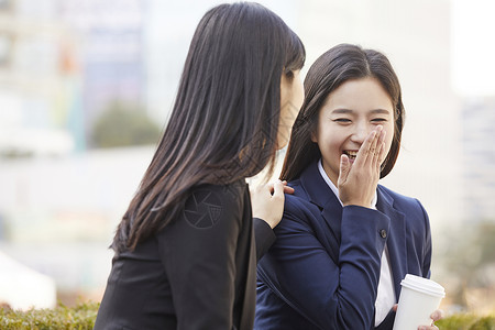 捂嘴微笑的年轻女子图片