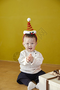 非常快乐的小孩戴着圣诞帽图片