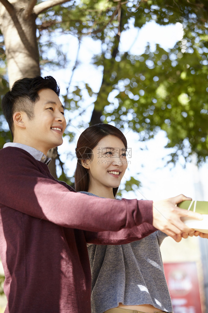 年轻夫妻送礼物图片