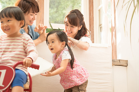 家庭活力父母和小孩放松在客厅的妈妈朋友图片