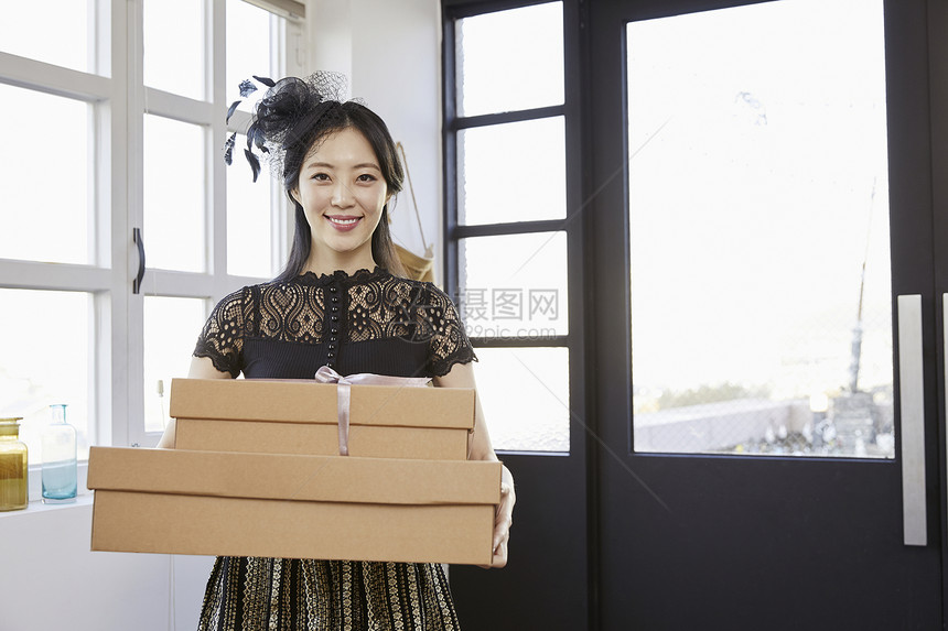 手拿礼物的女子图片