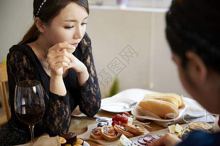 圣诞节聚餐的年轻女孩图片