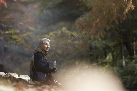 老人户外登山徒步观光喝水图片