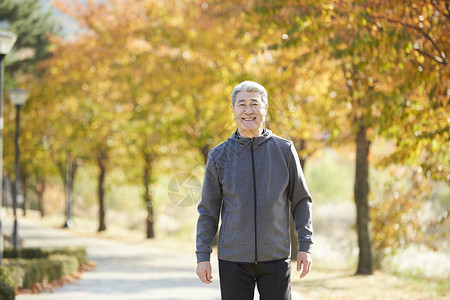 户外老年人在公园散步图片