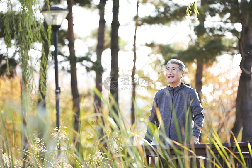 老人户外运动锻炼图片