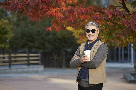 秋天户外喝咖啡的老人图片