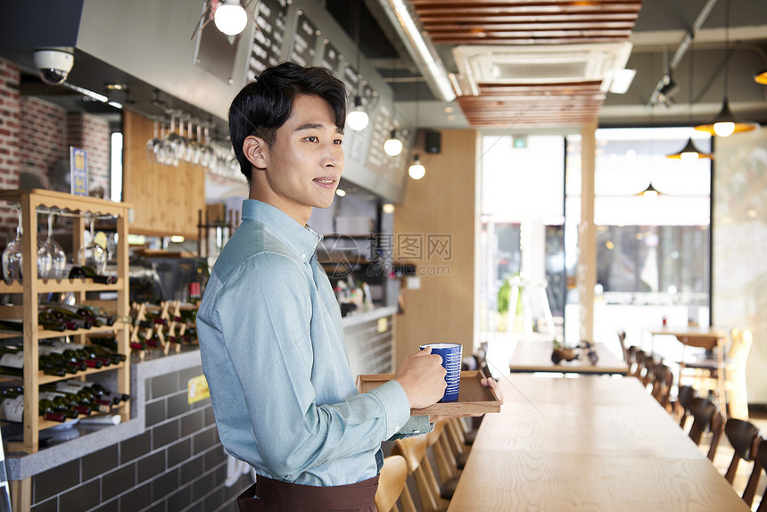 咖啡店男服务员形象图片