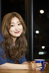 在咖啡店喝咖啡的女生韩国人高清图片素材