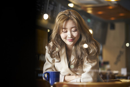 幸福非常小餐馆年轻女子韩国人咖啡馆食堂高清图片素材