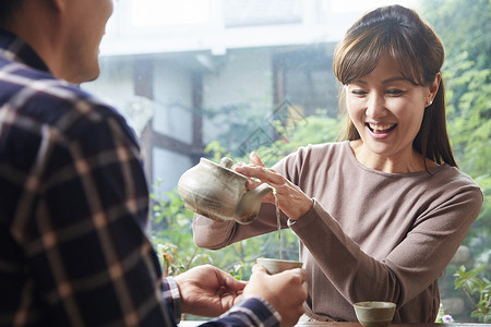 面对面盯着看判断夫妻丈夫妻子约会图片