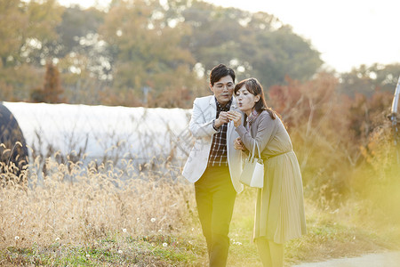 中年夫妇约会公园散步图片