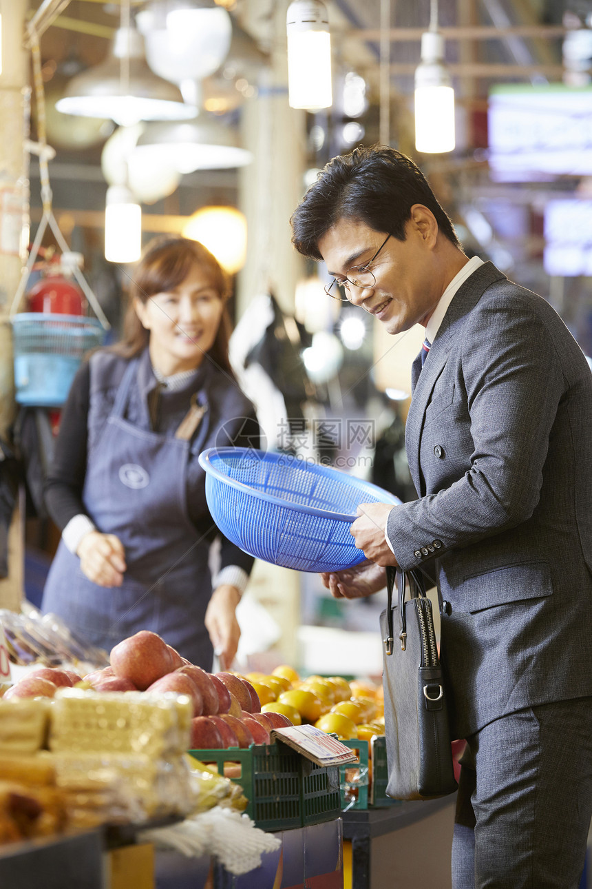 都市白领在菜市场购买菜品图片