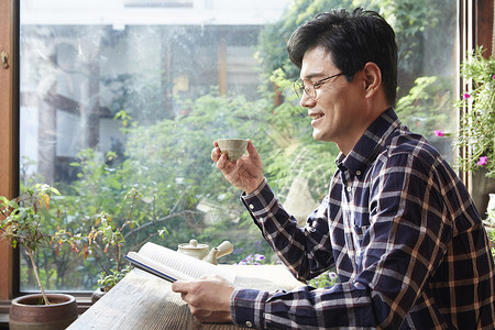 喝茶的中年男性茶馆高清图片素材