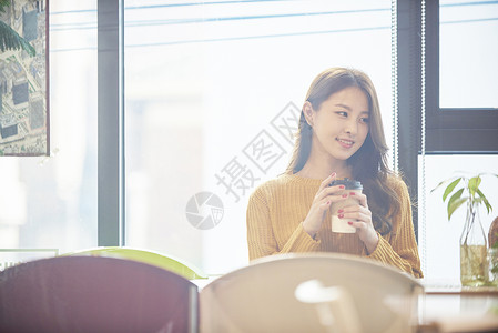 喝咖啡的年轻女子韩国人高清图片素材