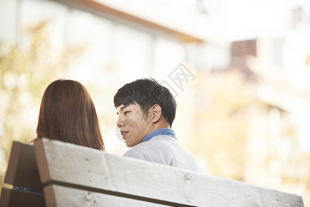 坐在长凳上放松休息的情侣韩国人高清图片素材
