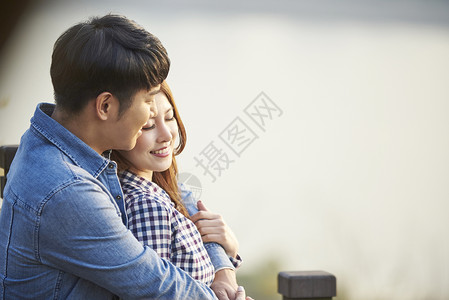 背后拥抱女朋友的男青年韩国人高清图片素材