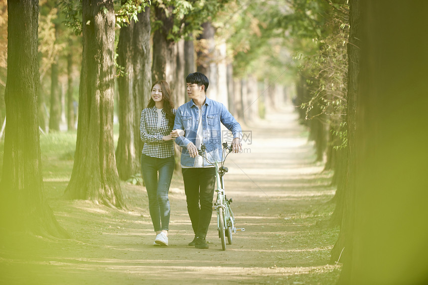 约会中大学生情侣图片