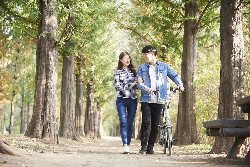 约会中的大学生情侣图片