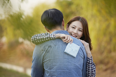 韩国人提议盒情人情侣约会成年男子高清图片素材