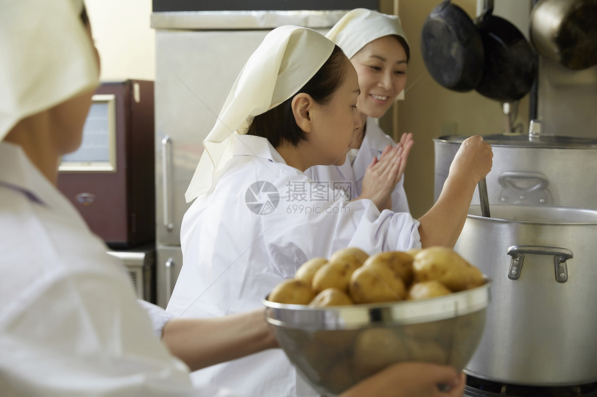 生产女孩年长午餐做饭图片