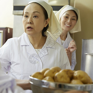 人类三人建造午餐做饭图片