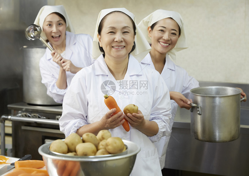 中年女性食堂午餐做饭图片