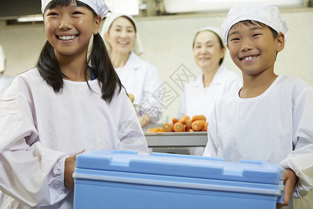 女人小孩女生小学午餐图片