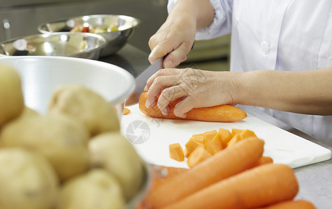 厨师们在切红萝卜高清图片