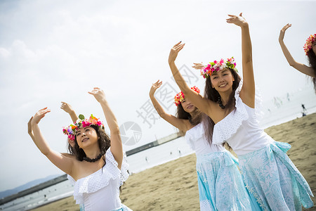 海滩上跳夏威夷风情舞蹈图片